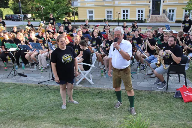 Franz Monschein bedankte sich bei Marion Luttenberger. | Foto: MeinBezirk/Herwig Brucker