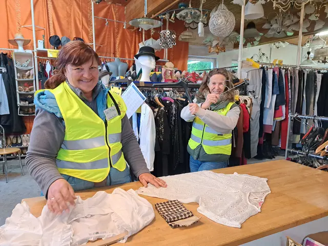 Auch in der gut sortierten Kleiderabteilung beim ORA-Flohmarkt in Andorf sorgen Ehrenamtliche für gute Beratung und beste Laune.  | Foto: ORA international 