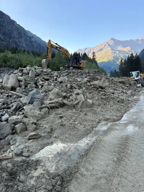 Die Aufräumarbeiten liefen unter Hochdruck. Zwei Bagger und zwei Radlader waren im Einsatz. | Foto: Land Tirol
