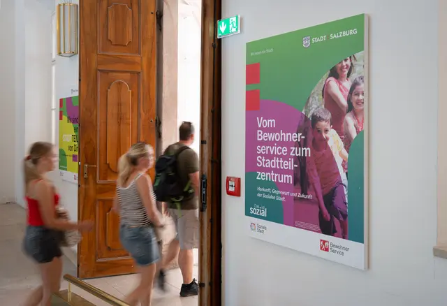 Die Ausstellung unter dem Titel „Vom Bewohnerservice zum Stadtteilzentrum – Herkunft, Gegenwart und Zukunft der Sozialen Stadt“ kann ab sofort in der Wolf-Dietrich-Halle besucht werden. | Foto: Stadt Salzburg/Alexander Killer