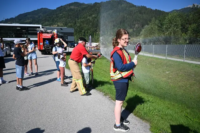Auch bei der Feuerwehr ging es heiß her - da mussten die Kinder natürlich austesten, wie ein Feuerwehrschlauch so funktioniert. | Foto: Riedler/Gewolf