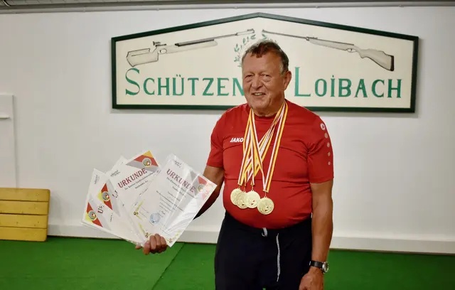 Günther Wastl mit seinen vier Goldmedaillen und Urkunden der Kärntner Landesmeisterschaft | Foto: MeinBezirk.at/Petra Lammer