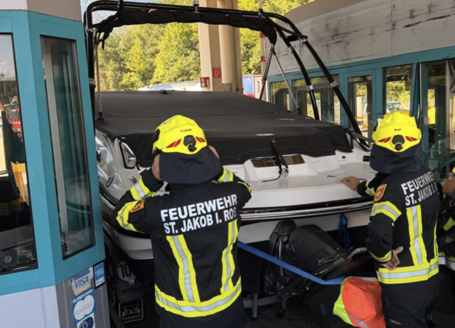 Am Donnerstagvormittag war ein Fahrzeug mit Bootsanhänger bei der Mautstelle vor dem Karawankentunnel stecken geblieben.  | Foto: Freiwillige Feuerwehr Rosegg