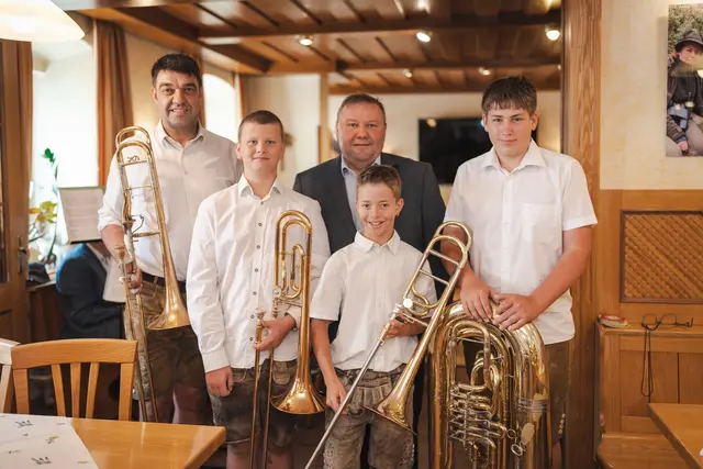 Für die stimmungsvolle musikalische Umrahmung sorgte die Musikschule Alpenvorland unter der Leitung von Bernhard Thain gemeinsam mit drei seiner Schüler und verlieh der Feier einen festlichen Rahmen. | Foto: Gemeinde