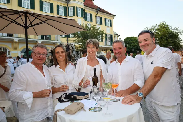 Bürgermeister Martin Falk (links) konnte mit den zahlreichen, weißen Gästen anstoßen! | Foto: Elisabeth Grassler