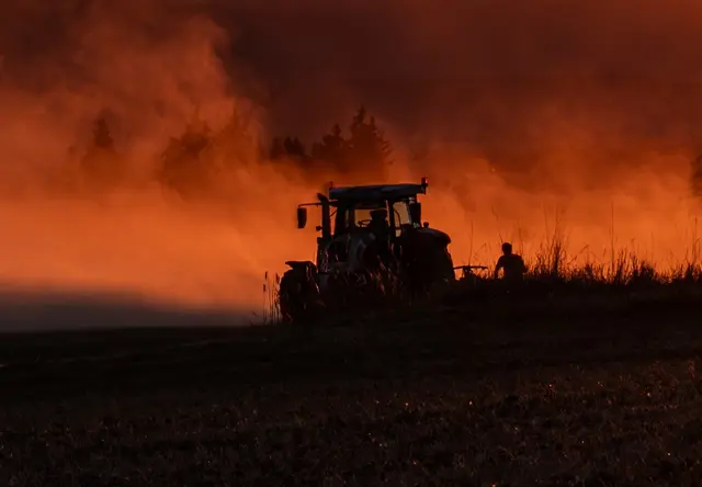 Mensch und Maschine arbeiten auch nach Sonnenuntergang Hand in Hand. | Foto: Markus Pufler