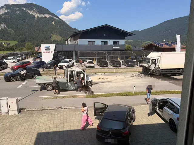 Auf der B178 in Kirchdorf in Tirol kollidierten ein Lkw und ein Kleintransporter. | Foto: MeinBezirk