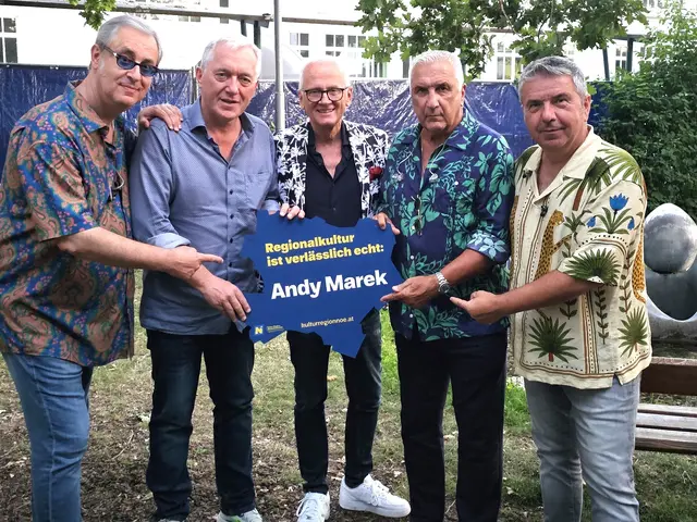 Andy Marek inmitten von Thomas Schreiber (l.) und Toni Matosic (r.) von Monti Beton, Kultur.Region.NÖ-Geschäftsführer Martin Lammerhuber (2.v.l.) und Hans Krankl (2.v.r.) | Foto: privat