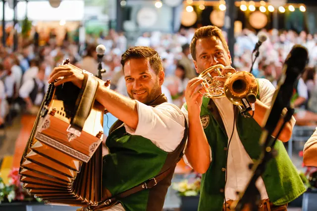 Am 14. und 15. August 2026 verwandelt sich der Dorfplatz in Mils wieder in einen Treffpunkt für Volksmusik, Tracht und Tiroler Brauchtum | Foto: Fabian Hyden