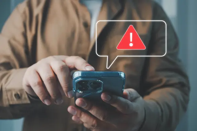 In einer SMS soll einem 30-Jährigen die Auszahlung des Klimabonus versprochen worden sein. Dafür habe er noch am selben Tag seine Daten aktualisieren sollen. (Symbolfoto) | Foto: stock.adobe.com/at/pornnipa