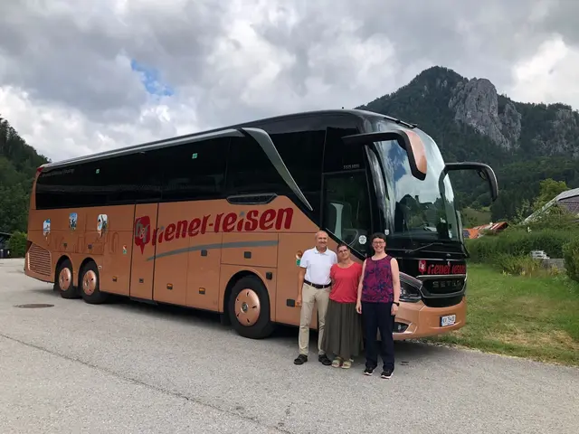 ranz und Barbara Riener freuen sich über die Auszeichnung ihrer Reisebusse mit dem RAL Gütezeichen Buskomfort. Die Klassifizierung wurde von gbk-Mitarbeiterin Denise Riebisch (rechts) durchgeführt. | Foto: gbk- Gütegemeinschaft