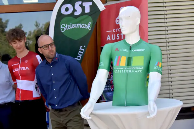 Florian König von Cycling Austria präsentierte das Führungs-Trikot. | Foto: Helmut Riedl/MeinBezirk