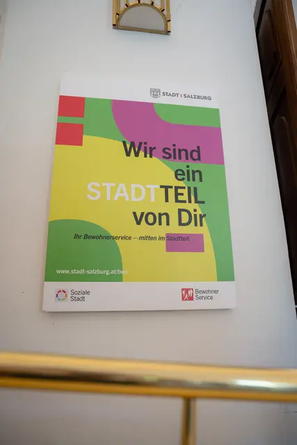 Die Ausstellung unter dem Titel „Vom Bewohnerservice zum Stadtteilzentrum – Herkunft, Gegenwart und Zukunft der Sozialen Stadt“ kann ab sofort in der Wolf-Dietrich-Halle besucht werden. | Foto: Stadt Salzburg/Alexander Killer