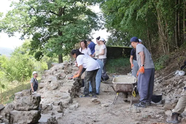 Ehrenamt und alte Handwerkskunst retteten ein Stück Wehrmauer in Rein vor dem Verfall. | Foto: Braunendal