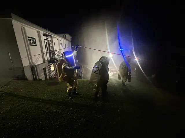 Chemieschutzträger der Feuerwehr führten im betroffenen Kellerbereich weitere Messungen durch. Dabei sollen die erhöhten Chlorgaswerte bestätigt worden sein.  | Foto: Feuerwehr Völkermarkt