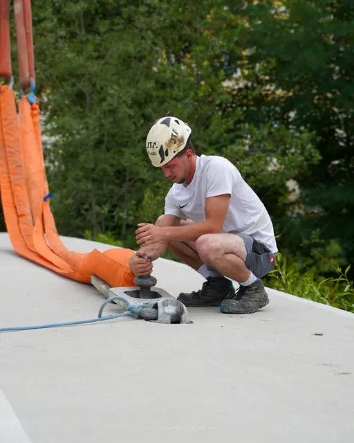 Bei der Installation musste jeder Handgriff sitzen. | Foto: Stadtgemeinde Voitsberg/J. Reicher