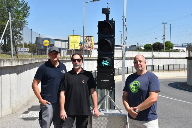 Michael Ludwig, Jürgen Hinterleitner und Verkehrsstadtrat Martin Dellinger bei Lokalaugenschein und Nachjustierung.  | Foto: Müller
