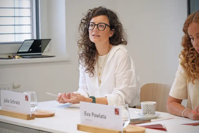 "Mit dem neuen Standort wurde ein zukunftsweisendes Angebot für Frauen mit und ohne Kinder geschaffen“, erklärt Geschäftsführerin Julia Schratz (lilawohnt). | Foto: Land Tirol/Trenker