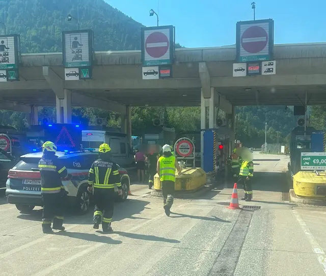 Mehrere Feuerwehren waren damit beschäftigt, das Fahrzeug zu bergen. | Foto: Feuerwehr Friessnitz Rosenbach