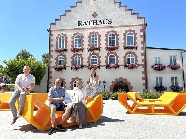 Bürgermeister Josef Ramharter, Paul Schachenhofer von der Dorf- und Stadterneuerung, Bundesrätin Viktoria Hutter, und Martina Tetik von der Dorf- und Stadterneuerung (v.l.) | Foto: Stadtgemeinde Waidhofen/Thaya