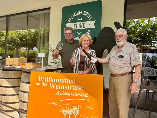 Wolfgang Kauderer, Bürgermeisterin Margarete Jarmer und Stadtrat Werner Oppitz können Anstoßen. | Foto: Markus Kahrer