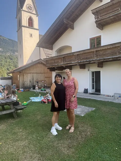 Die ersten Monate mit einem Baby bringen viele neue Erfahrungen und Fragen mit sich. Eltern-Kind-Zentren begleiten Familien in dieser besonderen Lebensphase mit Beratung, Austausch und vielfältigen Angeboten.
Im Bild: (v.l). Präsidentin Barbara Lechner und Obfrau, Assistenz der Geschäftsleitung, Eltern-Kind-Gruppenleiterin Sonja Hotter im EKiz Kramsach und Umgebung  | Foto: Martina Obertimpfler 