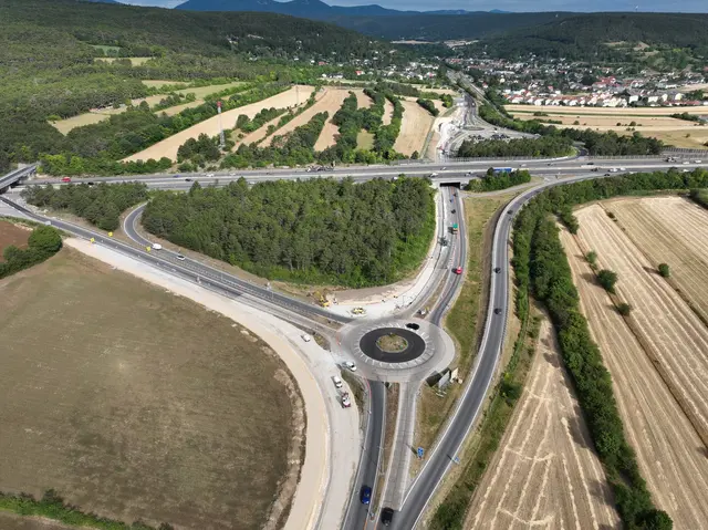 Der Sicherheitsausbau der Anschlussstelle Wöllersdorf auf der B21 kommt zügig voran. | Foto: NÖ Straßendienst