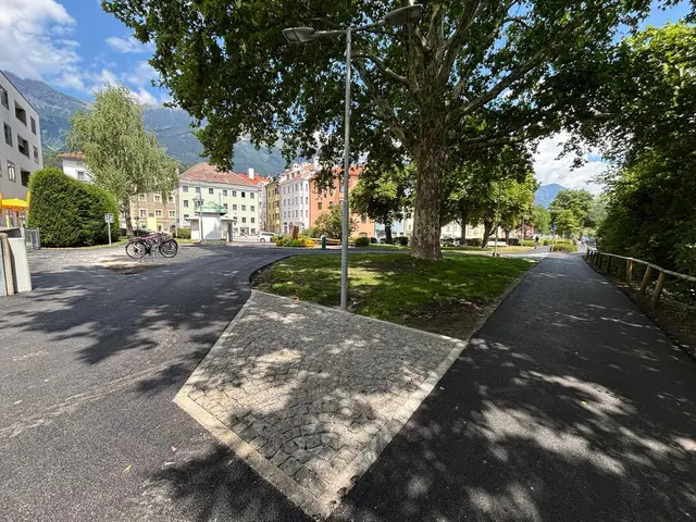 Der Fahrrad- wie auch der Fußweg neben der Mariahilfstraße wurde neu verlegt. Die Baumwurzeln werden nicht mehr vom Asphalt behindert. | Foto: Königer
