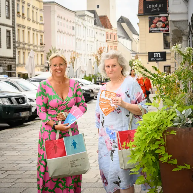 Frauenreferentin Vizebürgermeisterin Christa Raggl-Mühlberger und die städtische Frauenbeauftragte Claudia Glössl, MAS MSc MA mit dem Infomaterial zum Equal Pension Day 2026. | Foto: Stadt Wels