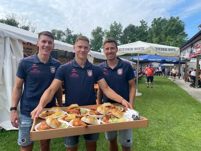Die Fußballer der Union Raiffeisen Gurten servieren Grillhendln und andere Schmankerl. | Foto: Union Gurten/Alois Furtner