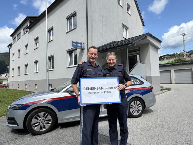 Bezirkspolizeikommandant Franz-Kurz Grabenhofer und Sicherheitskoordinatorin Silvia Posch vor dem Bezirkspolizeikommando Bruck-Mürzzuschlag. 