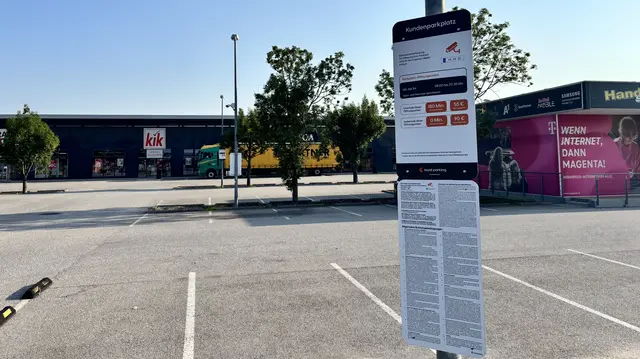 Wer versehentlich um 7.59 Uhr auf diesen Parkplatz einfährt, muss 90 Euro blechen. | Foto: MeinBezirk/Roland Wolf
