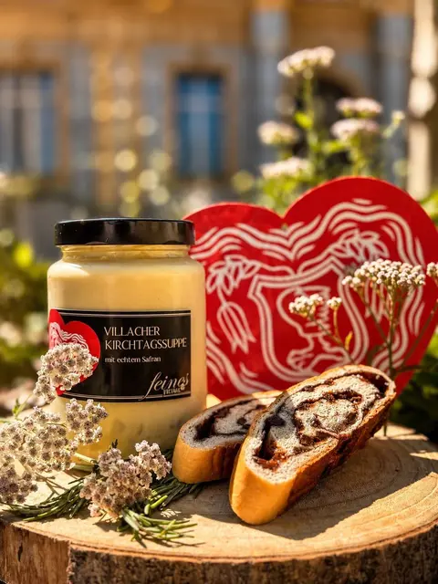 Die beliebte Villacher Kirchtagssuppe im Glas gibt es auch zum Mitnehmen – perfekt fürs Büro oder für zu Hause. Erhältlich in allen Frierss Feinkostgeschäften in Villach, Klagenfurt und Velden! | Foto: Frierss