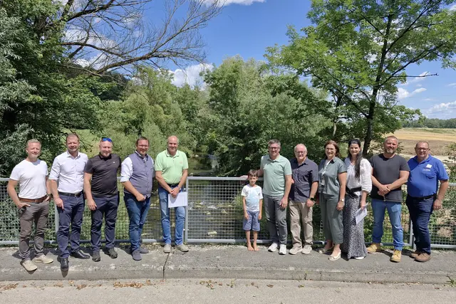 Georg Bauernfried (Ingenieurbüro Lang), Ortsvorsteher Andreas Gruber, Dieter Stadlbauer (Stadtgemeinde Abt. Infrastruktur), Bürgermeister Christian Haberhauer, Oliver Huber (Land NÖ, Abt. WA3 Wasserbau), Paul Bauernfried, Ortsvorsteher Manuel Scherscher, Gemeinderat Bernhard Wagner, Umweltgemeinderätin Michaela Pfaffeneder, Sylvia Bartl (Stadtgemeinde Abt. Umwelt), Andreas Riedler (Fa. Riedler Kies- und Bau GmbH) und Franz Deinhofer (Land NÖ, Abt. WA3 Wasserbau | Foto: Stadt Amstetten