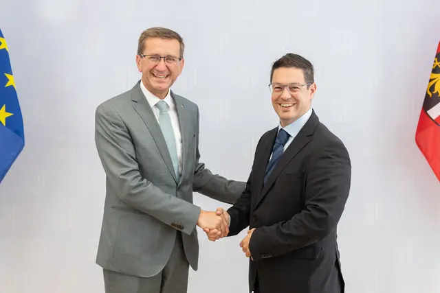 Von links: Wirtschafts-Landesrat Markus Achleitner und der neue Mechatronik-Clustermanager Wolfgang Steiner. | Foto: Land OÖ/Spenlingwimmer