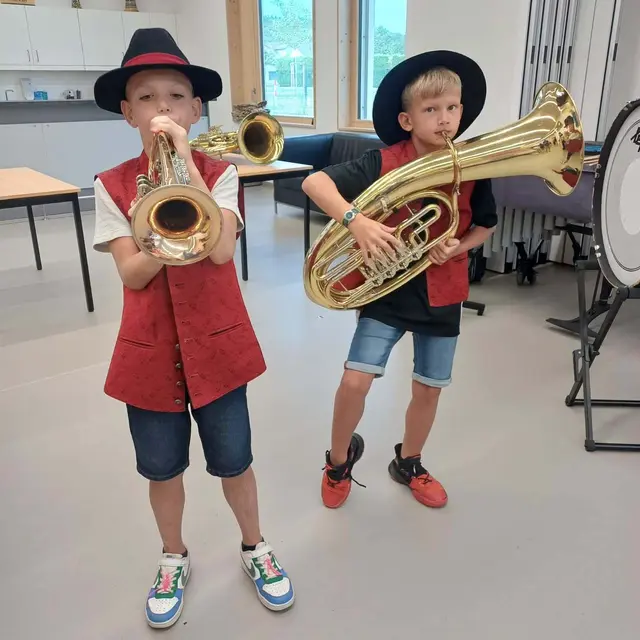 Die Kinder durften sich an Musikinstrumenten probieren. | Foto: Stadtgemeinde Oberwart
