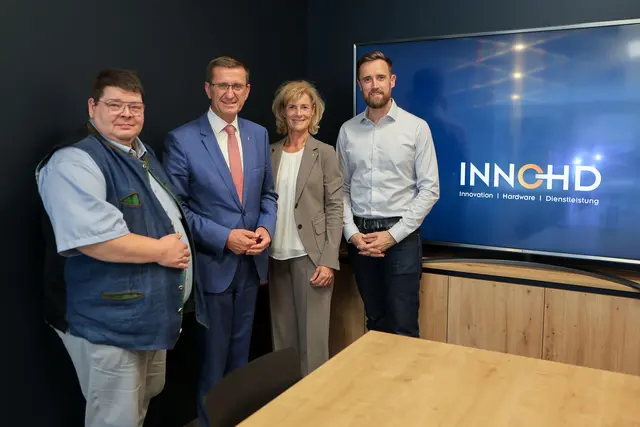 INNO HAD: Stadtrat Michael Feldmann, Wirtschafts-Landesrat Markus Achleitner, Doris Staudinger, Martin Schiller (Geschäftsführer INNO HD). | Foto: Land OÖ/Mahringer