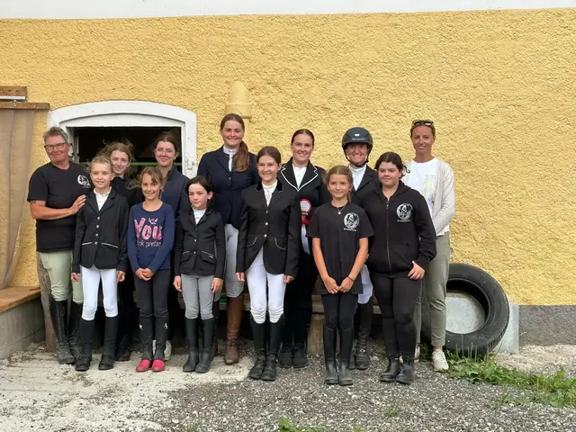 Leiterin und Trainerin Manuela Kösters (li.) und Richterin Christina Hochstraßer (re.) gratulieren den Reiterinnen zur bestandenen Prüfung. | Foto: RV Freizeitreiterbande