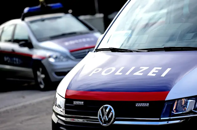 Polizisten nahmen einen 48-Jährigen fest, nachdem dieser seine Lebensgefährtin mit einem Messer bedroht haben soll und ein gegen ihn ausgesprochenes Betretungs- und Annäherungsverbot mehrfach missachtet hat. | Foto: Spitzi/Smarterpix