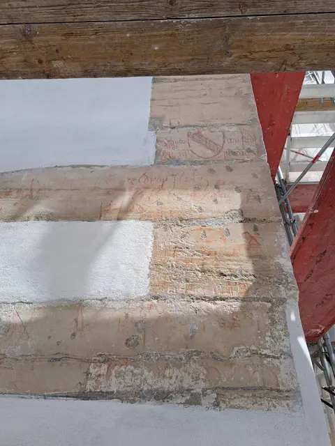 Die Kirchenwände zieren zahlreiche Rötelzeichnungen. Diese „Graffiti“ der Urzeit sind heute von unschätzbarem Wert.  | Foto: Region Seefeld – Tirols Hochplateau