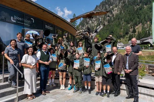 Die frisch gebackenen Junior Ranger im Kreise ihrer Gratulanten. Nationalparkreferentin LR.in Marika Lagger-Pöllinger, Bundesminister Norbert Totschnig, Nationalparkdirektor-Stellvertreter Johann Keuschnig und Nationalpark-Rangerin Karoline Winkler (links) sowie Kärntnermilch-Direktor Helmut Petschar, Peter Rupitsch, Direktor des Vereins „fans&amp;friends“ des Nationalparks Hohe Tauern, und der Mallnitzer Bürgermeister Günther Novak (rechts) | Foto: NPHT_Justina Heinz