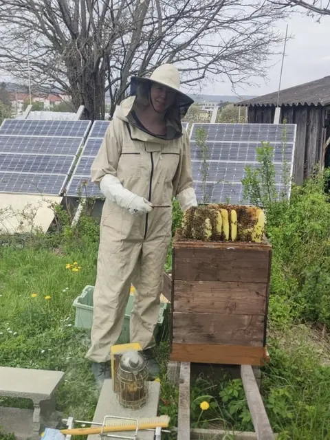 Julia Mainx absolvierte 2010 den Grundkurs zur Facharbeiterin Bienenwirtschaft und arbeitet seit dem mit fünf bis zehn Bienenvölkern. | Foto: Julia Mainx