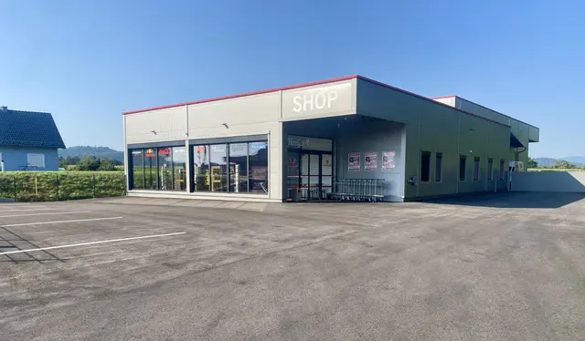 Der neue Standort verbindet Getränkeshop mit Lagerhalle. Neben dem Einkauf wird auch ein Partyservice sowie Zustellung geboten.