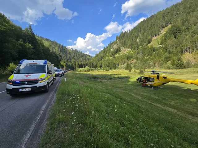 Die Einsatzkräfte im Mariazellerland waren am Donnerstag ziemlich gefordert; auch der Rettungshubschrauber war im Einsatz. | Foto: Rotes Kreuz Mariazellerland