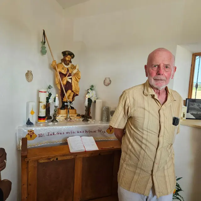 Ein besonderer Dank galt Helmut Gager, der die Jakobuskapelle einst errichtete und sich mit großem Engagement für ihre Sanierung nach der mutwilligen Beschädigung einsetzte. | Foto: Gemeinde Deutschkreutz