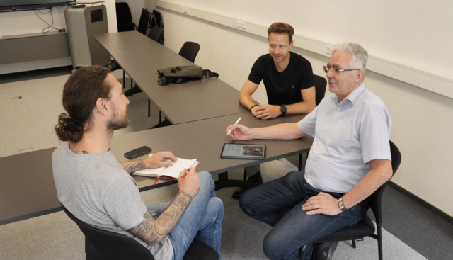 Horst Niederbichler (rechts) und Christopher Pfleger (hinten) von der Villacher Abfallwirtschaft im Interview. | Foto: MeinBezirk.at