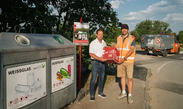 Die neue Hinweistafel. Im Bild: v.li. Jürgen Wulff-Gegenbaur (Leitung Abfallservice) und Michael Loderbauer (Abfallberater) | Foto: Stadt Salzburg/Alexander Killer
