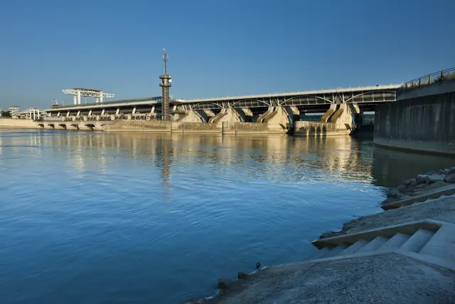 Der niedrige Pegel der Donau trifft auch das Kraftwerk Freudenau vom Verbund. | Foto: VERBUND