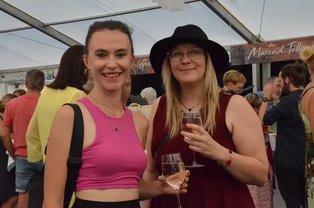 GRin Theresa Schromm mit Anna Wieser (Telfer Kultur Weberei) | Foto: Schletterer