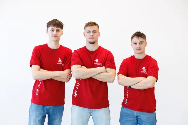 Die drei jungen Fachkräfte David Seidl (links), Noah-Samuel Trettenbrein (mitte), Paul Wohlesser (rechts) kämpfen bei den WorldSkills 2026 um Medaillen. | Foto: SkillsAustria